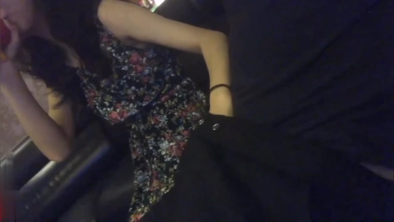 KTV骚女边唱歌边打飞机 群战啪啪20240519