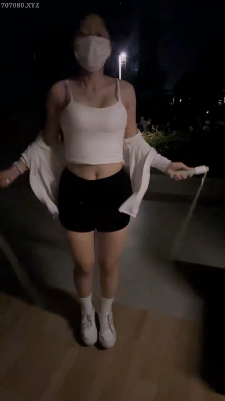 青涩学妹户外乳夹跳绳20240712