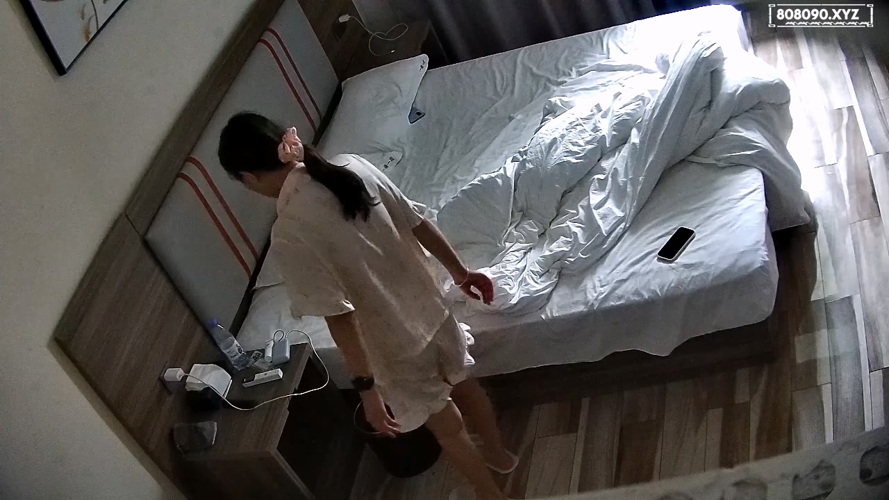酒店偷拍社会纹身哥和女朋友开房，训练妹妹给自己口，衣服都没脱就开整2025111302