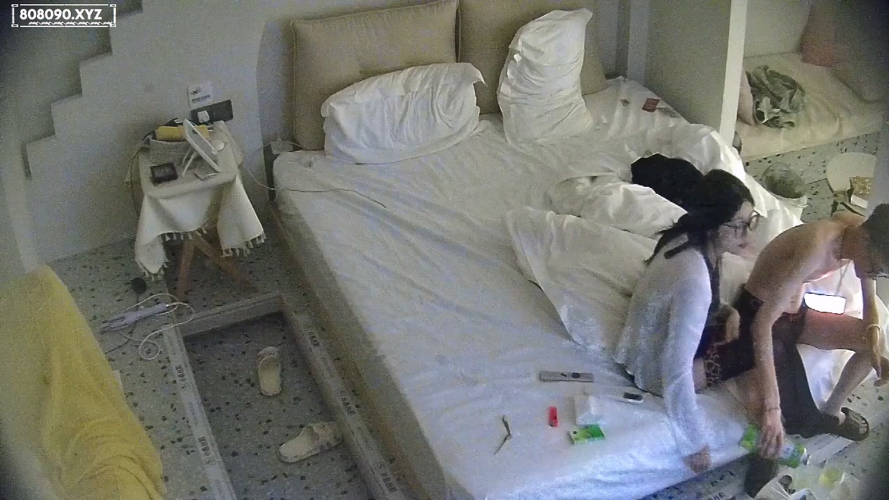 酒店拍摄豹纹黑丝长腿姑娘，带上眼镜很反差，主动又浪2026102001